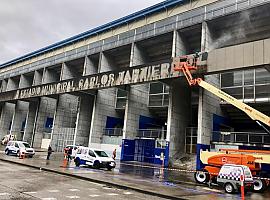 Oviedo inicia la limpieza de la fachada del Carlos Tartiere y la sustitución del rótulo luminoso