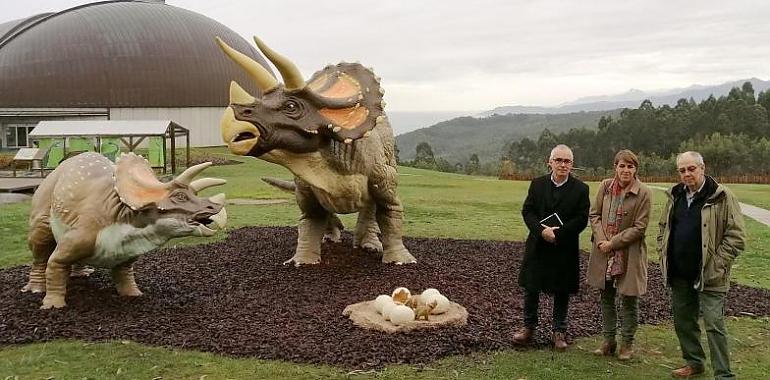 Una familia de triceratops se instala en los jardines del MUJA