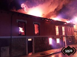 Incendio destruye una vivienda en la avenida Constitución de Cabañaquinta