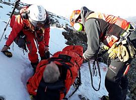 Bomberos de Asturias rescatan a dos montañeros heridos en Palencia
