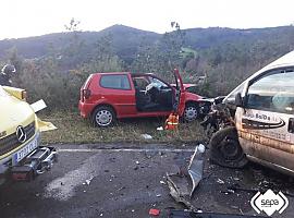 Un herido grave y dos leves en una colisión frontal en Coaña