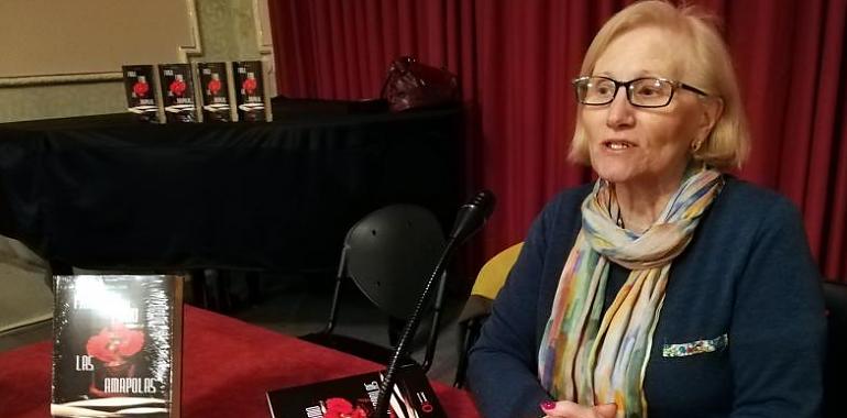 Maria Llera presentó su novela en el Casino de Llanes