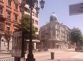 Oviedo incrementa las labores de desinfección en aceras y calzadas de la ciudad 