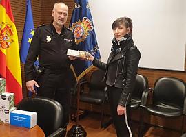 La Policía Nacional recibe material sanitario donado por ciudadanos y empresas