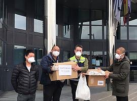 La comunidad china de Oviedo dona material de protección a la Policía Local 
