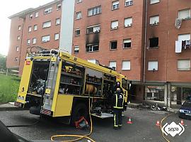 Tres vecinos de Riaño, en Langreo, afectados por el humo en un incendio