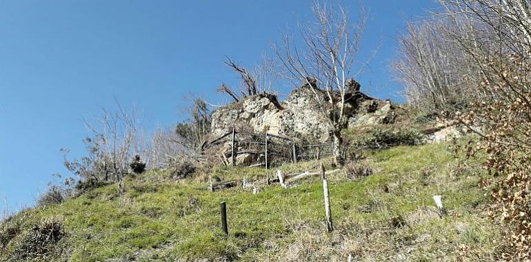 Comienza la retirada de la peñona que amenaza viviendas en La Cuesta los Valles, en Laviana
