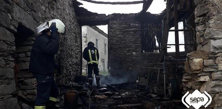 El fuego destruye una vivienda en Barcia de Valdés