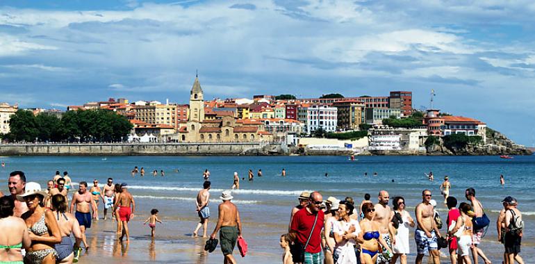 Gijón adelanta a este sábado la temporada de baños en playas 