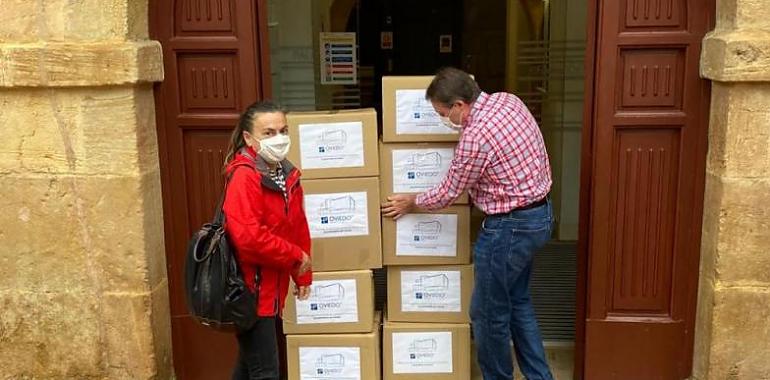Oviedo entrega a la Universidad más de 3.000 mascarillas sanitarias para la EBAU