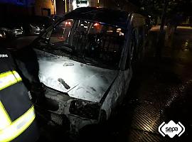 Extinguido el fuego declarado de madrugada en varios vehículos en la localidad sanmartiniega de Blimea