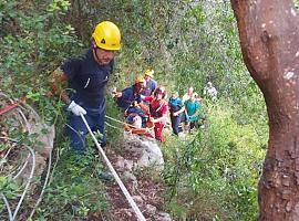 Rescate de un herido tras sufrir una caída en una cueva en el área recreativa de La Moría en Ribadesella