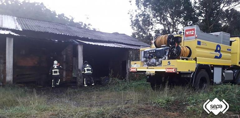Dos incendios declarados esta pasada madrugada en Vegadeo: uno en una casa abandonada y otro en un antiguo aserradero