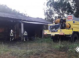 Dos incendios declarados esta pasada madrugada en Vegadeo: uno en una casa abandonada y otro en un antiguo aserradero