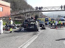 Trágico accidente con dos fallecidos y cuatro personas heridas en Langreo