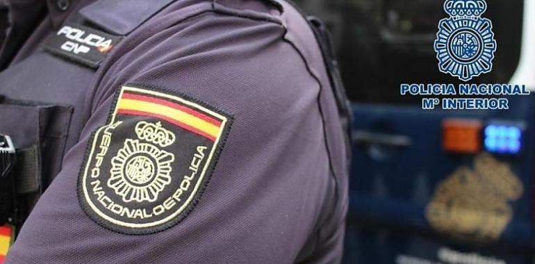 Dos agentes de policía salvan a una joven de un intento de suicidio en Oviedo