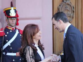 Don Felipe felicitó a la presidenta de Argentina en su toma de posesión