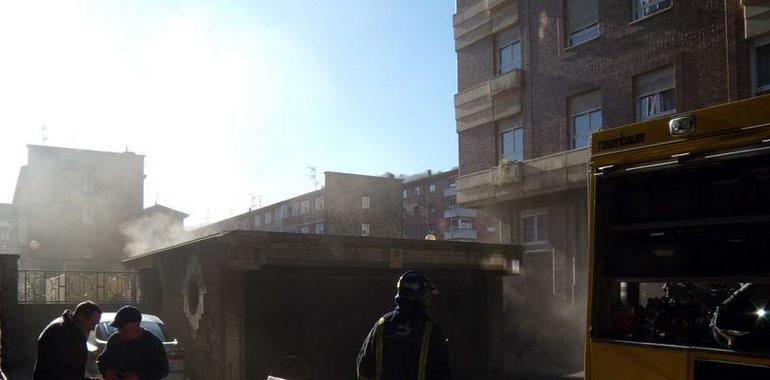 El fuego destruye un garaje en la calle Morcín, en Mieres