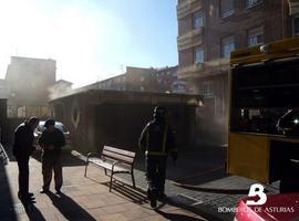 El fuego destruye un garaje en la calle Morcín, en Mieres