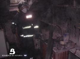 El fuego destruye una viviendsa deshabitada en Barredos, Laviana
