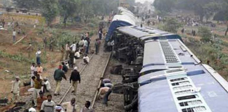 Tres muertos y 50 heridos al descarrilar un tren rural en India