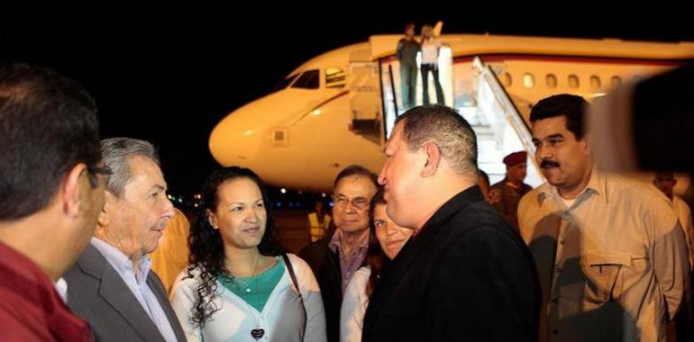 Chávez llega a Cuba y dice que "la derecha se quedará con las ganas"