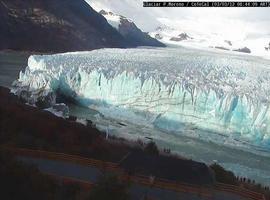 Turistas de todo el mundo siguen el rompimiento del glaciar Perito Moreno