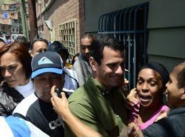 Grupos armados de chavistas tratan de amedrentar al líder opositor venezolano, Capriles