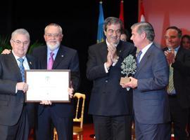 Álvarez-Cascos entrega el premio Familia Empresaria a la familia Cardín