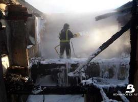 El fuego destruye  por completo una casa abandonada en El Serrallo, Sotrondio