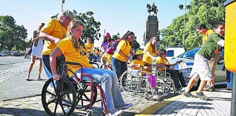 Reclaman en silla de ruedas una ciudad sin barreras