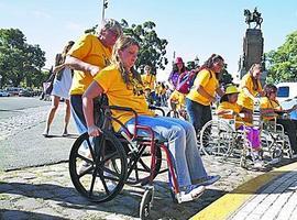 Reclaman en silla de ruedas una ciudad sin barreras