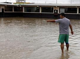 Correa visita el litoral ecuatoriano castigado por violentas inundaciones