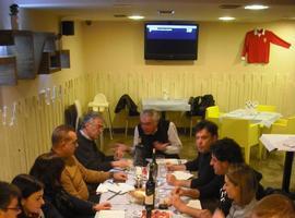 El flamante presidente del Grupo Cultura Covadonga se pone el mandil de cocina en la Sidrería Ven I Ven