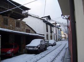 El Connio y la carretera de acceso a los lagos de Covadonga siguen cortados al tráfico por nieve y hielo 