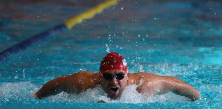 300 nadadores de 20 clubes participarán en el I Trofeo Master de Natación de Gijón