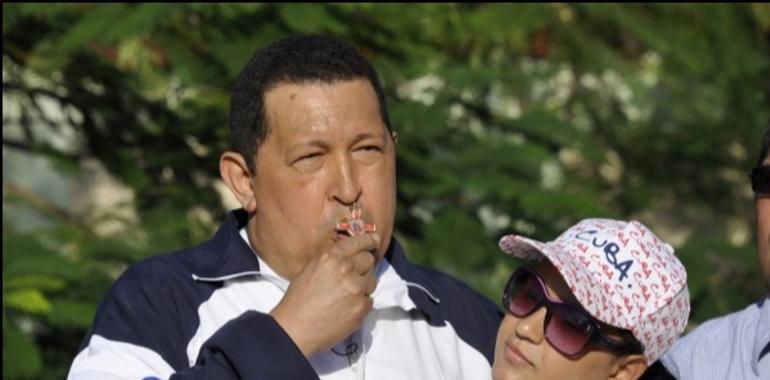 Crucifijo en mano Chávez, perdona a quienes le desean mal 