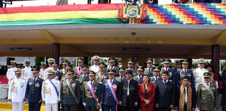 Evo Morales exhorta a nuevos generales y contralmirantes de las FFAA a servir al pueblo 