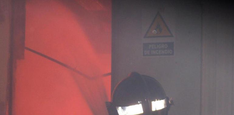 Un incendio destruye un horno empaquetador de una fábrica de bebidas de Colloto