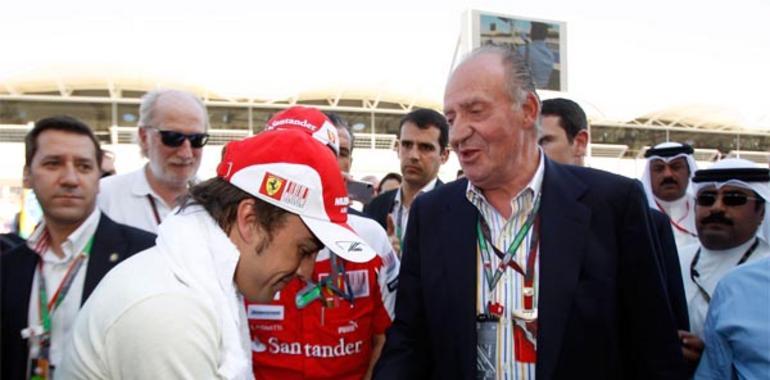 El Rey Juan Carlos recibe la Medalla de Oro de la FIA