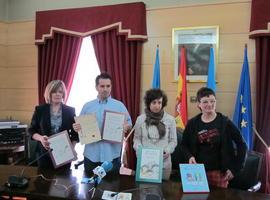 LGTBH ‘Asina’ entrega al Ayuntamiento langreano libros relacionados con la diversidad familiar