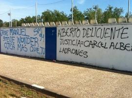 La afición del Real Oviedo carga contra los dirigentes del club