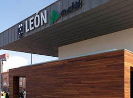 La línea férrea entre León y Asturias sigue cortada con 214 pasajeros \atrapados\