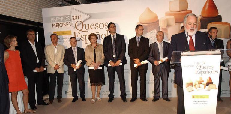 Cañete resalta el valor de la tradición familiar en la entrega del premio Mejor queso azul a La Peral 