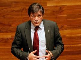 Javier Fernández negociará con el ministerio que la tarifa  eléctrica no hunda la industria asturiana 