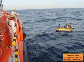 Rescatadas cuatro personas de una patera neumática a remo a 3 millas de Tarifa