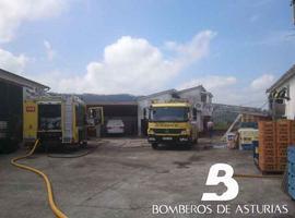 El fuego destruye parte de un local de hostelería en La Braña, Castrillón
