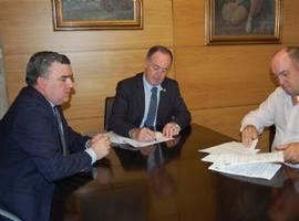 Siero firma el contrato de urbanización de la parcela del polideportivo de La Fresneda