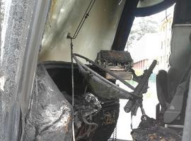 El fuego destruye un autobús en Muros de Nalón