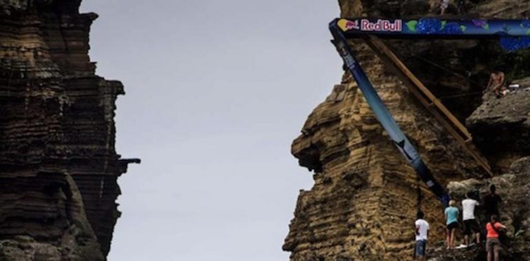 Saltos de acantilados. El ruso Artem Silchenko gana la Red Bull Cliff Diving en Azores